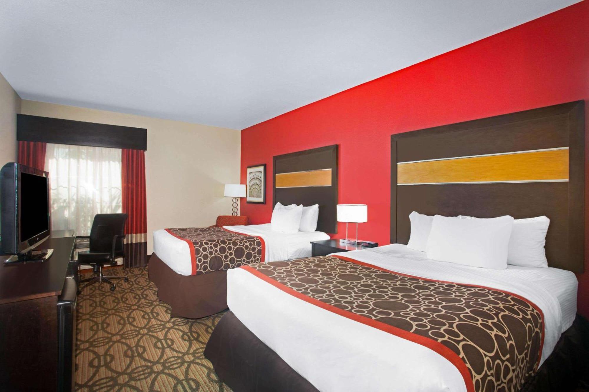 La Quinta By Wyndham Pearsall Bagian luar foto