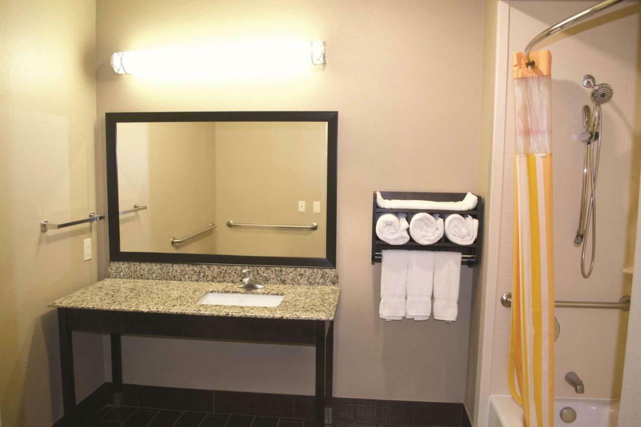 La Quinta By Wyndham Pearsall Bagian luar foto