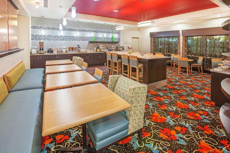 La Quinta By Wyndham Pearsall Bagian luar foto