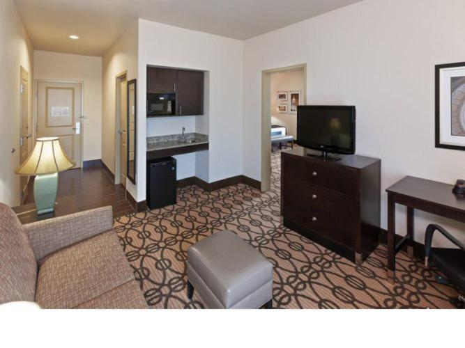 La Quinta By Wyndham Pearsall Bagian luar foto